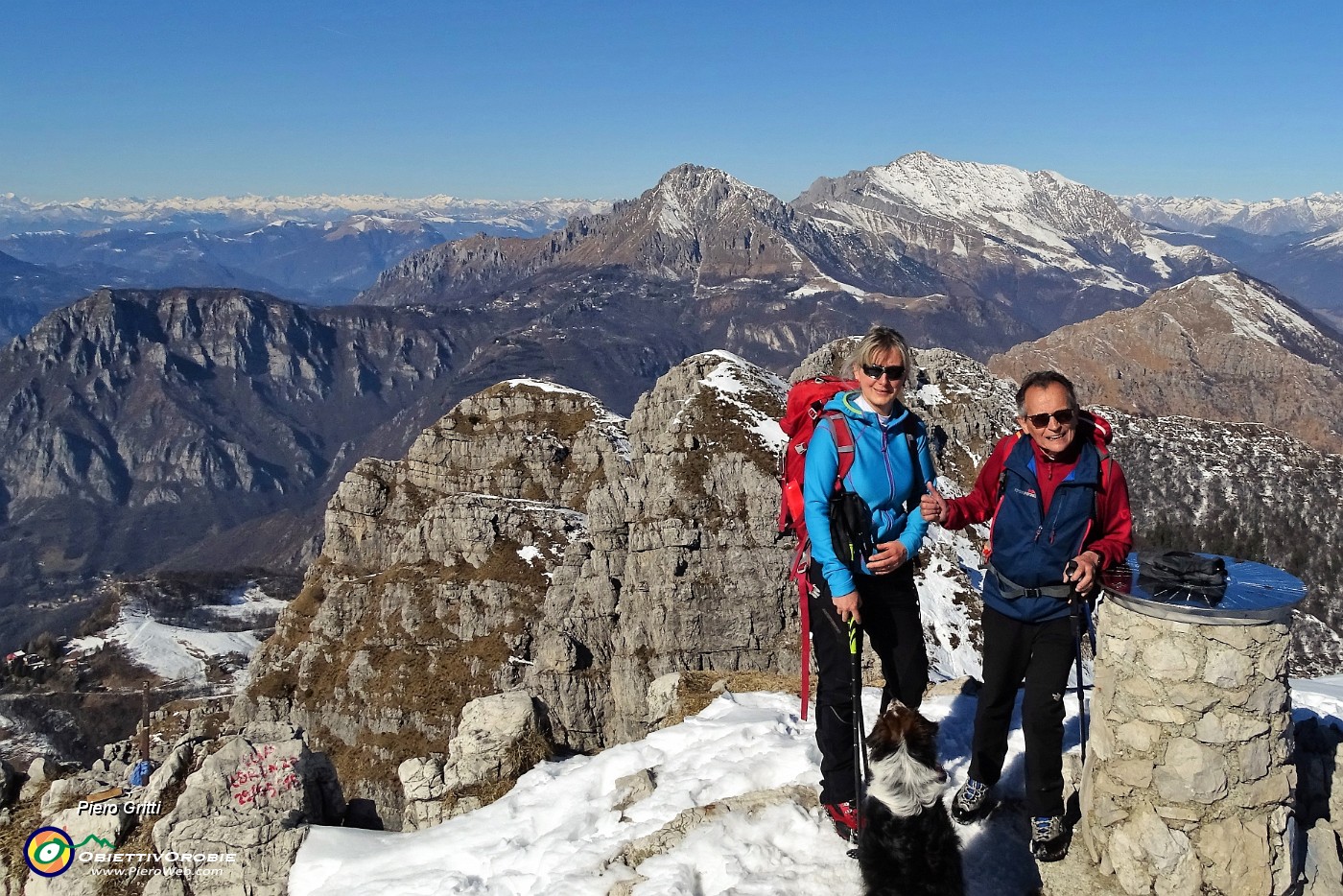 53 Vista panoramica verso la cresta nord del Resegone, le Grigne, il Due Mani.JPG